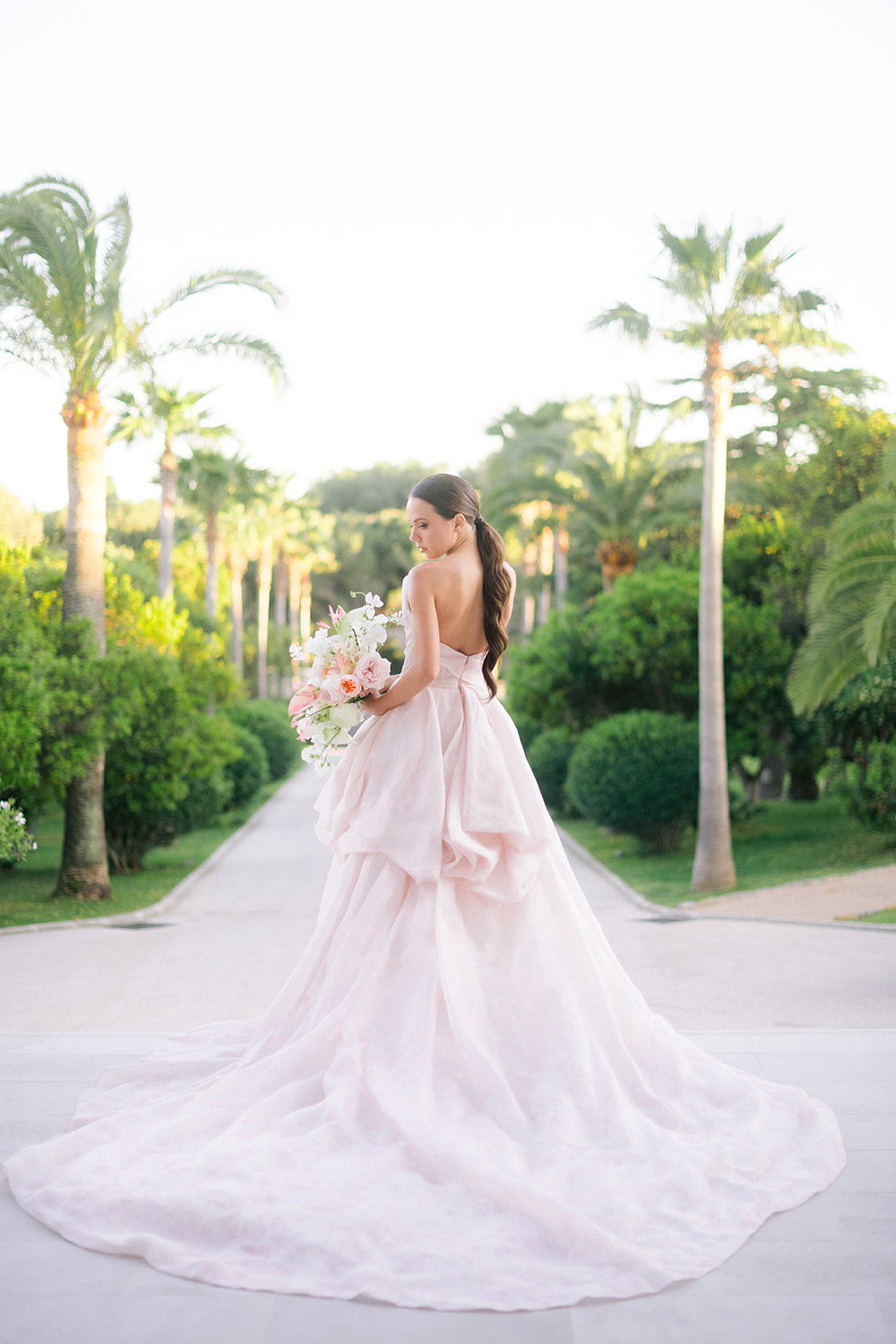 bride front the doors domaine louise